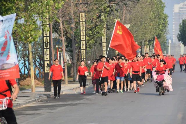 东昌府区举行迎七·一低碳健步行活动