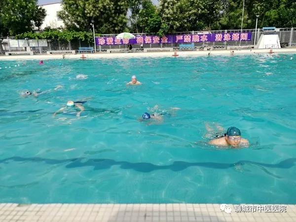 聊城市中医医院院工会举办庆“八一”游泳比赛