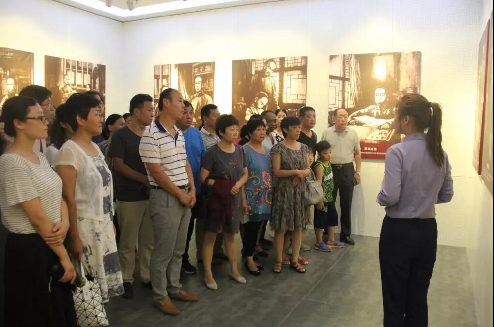 聊城市第四人民医院开展参观“周恩来家风图片展”主题党日活动