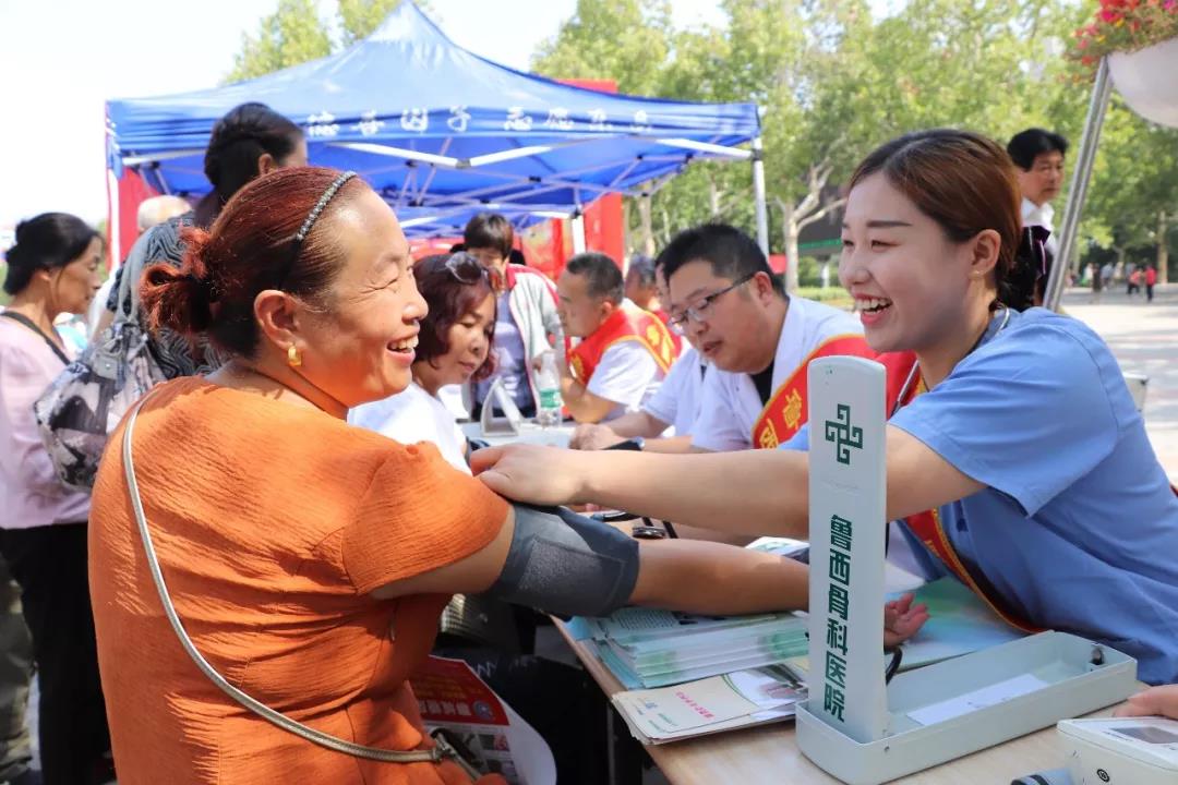 鲁西骨科医院“服务百姓健康”，为400名市民进行公益义诊