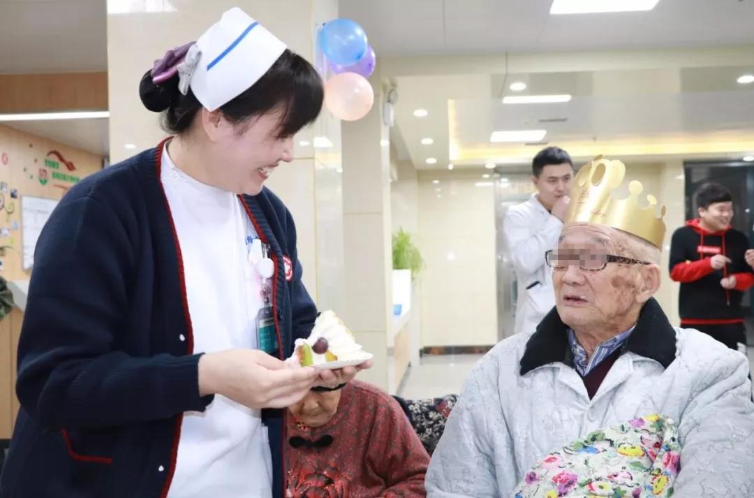 85岁患者过生日，康复医院亲情浓！