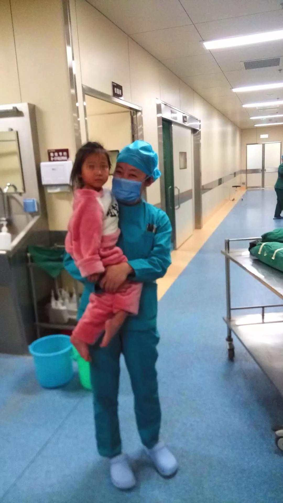 鲁西骨科医院手术室护士细心抱哄小患者，暖心一片