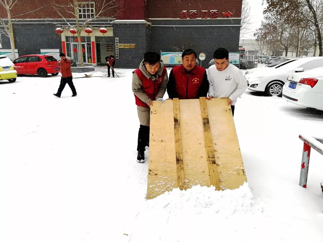 银装素裹寒风冽，满院尽是志愿红！