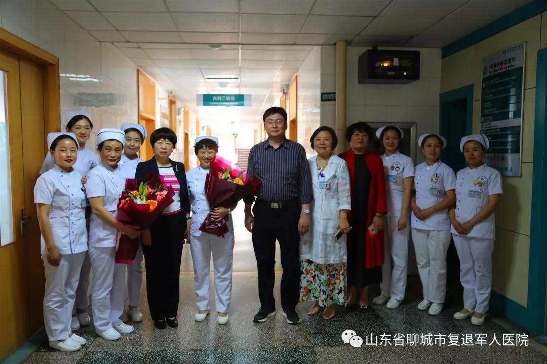 护士节邂逅母亲节， 山东省聊城市复退军人医院院领导鲜花送天使