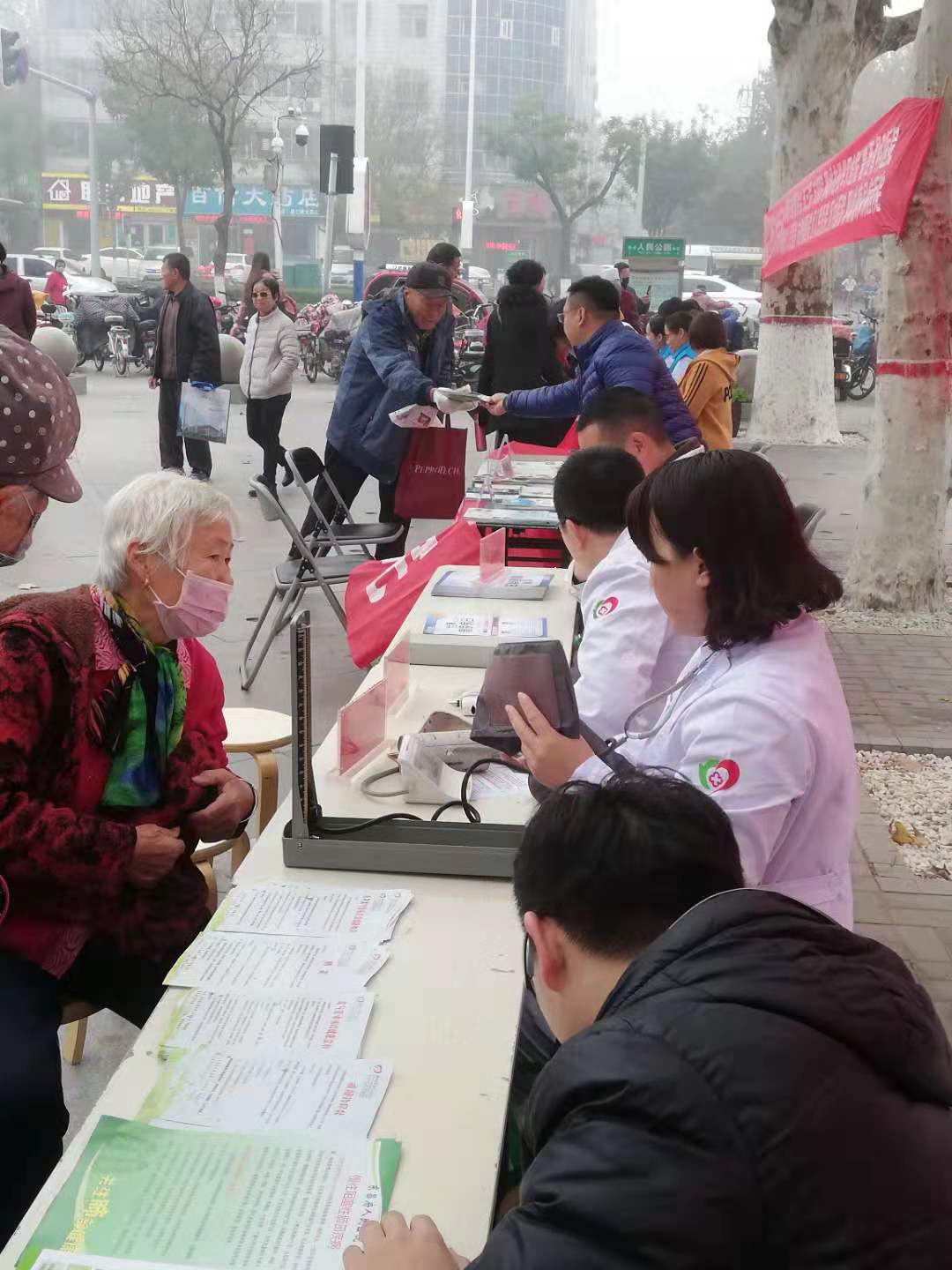 市健康协会举办“世界慢阻肺日”义诊活动