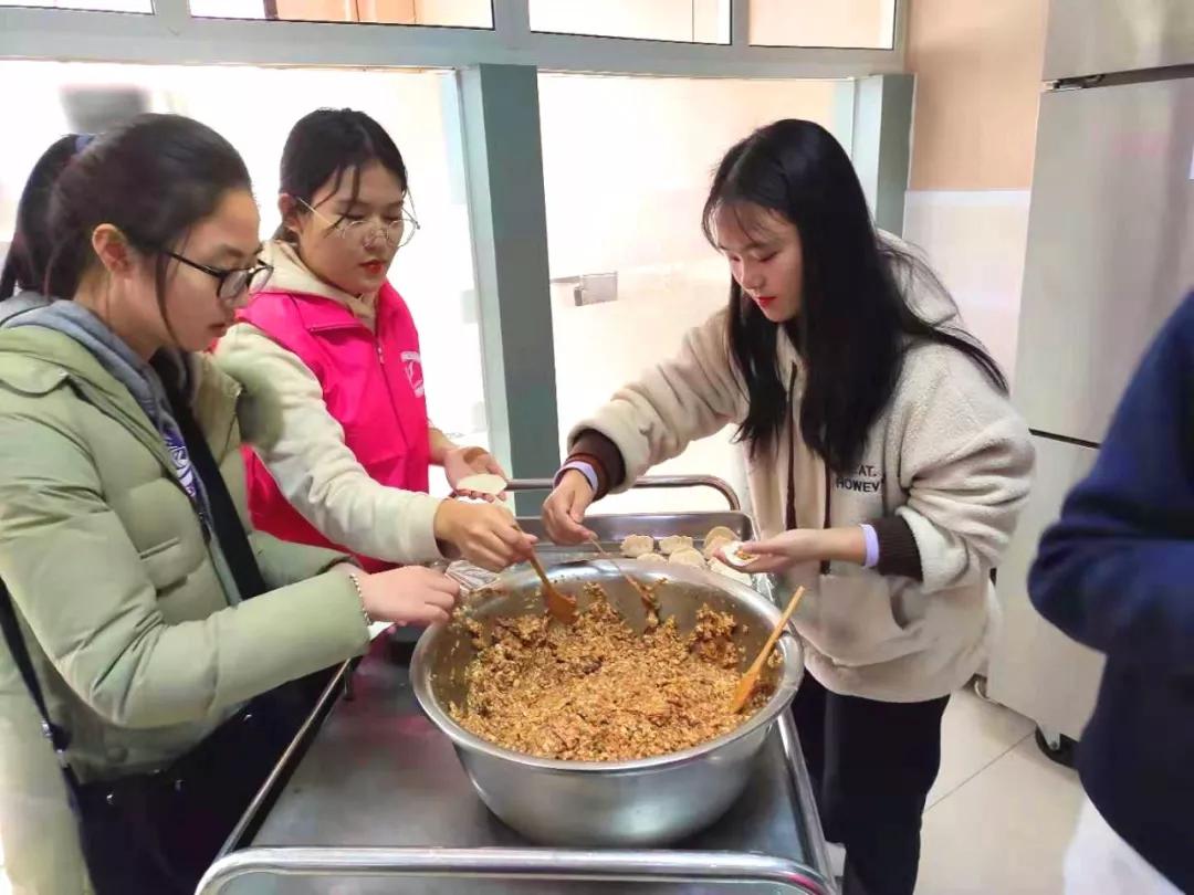 包水饺、做灯笼，大学生和老人一起红红火火迎新春