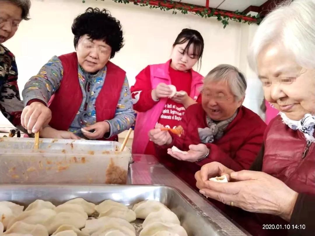 包水饺、做灯笼，大学生和老人一起红红火火迎新春