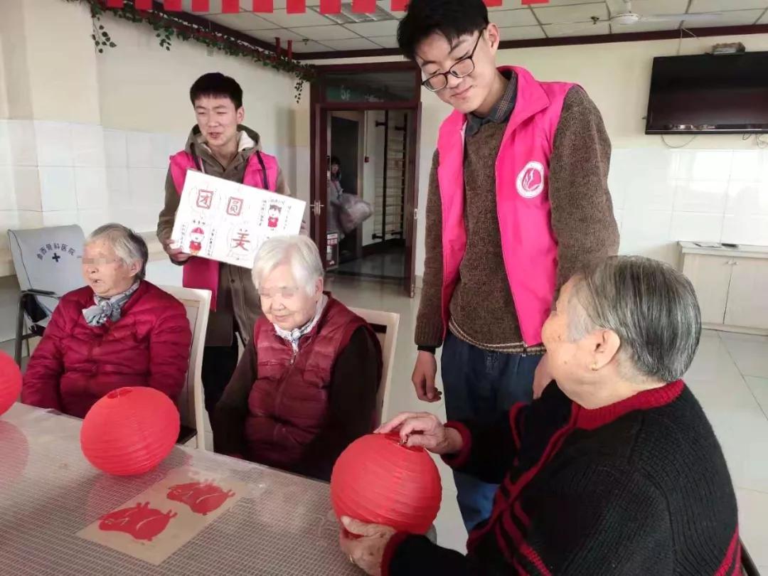 包水饺、做灯笼，大学生和老人一起红红火火迎新春