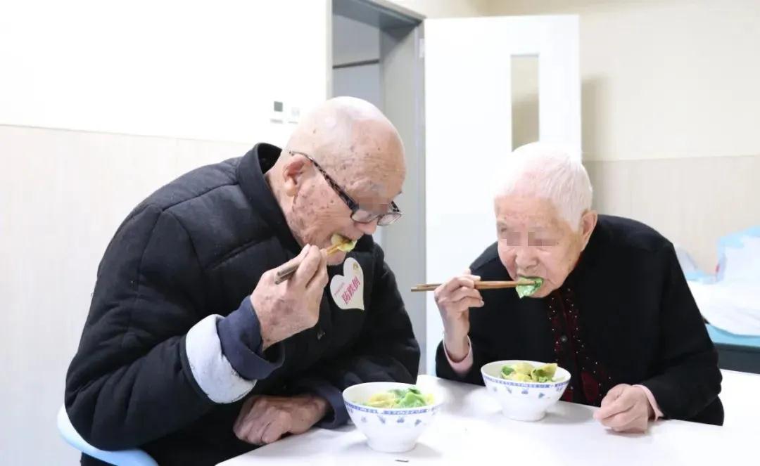 七十二年风霜染白发，牵手同心的爱情历久弥新