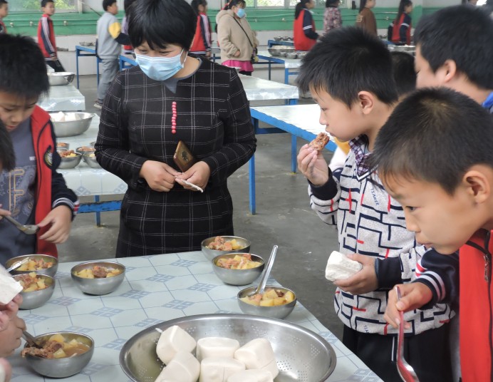 梁堂镇中心小学举行陪餐活动