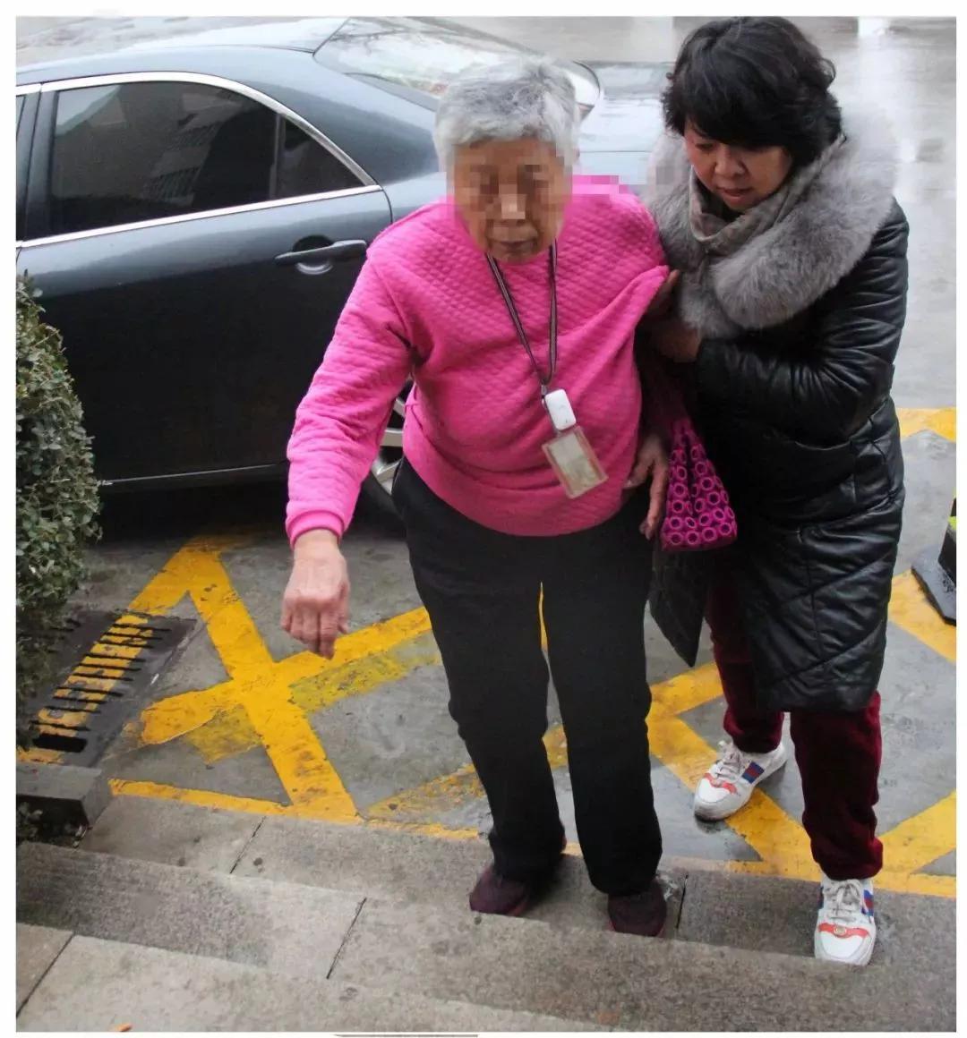 聊城市第四人民医院职工帮走丢老人回家